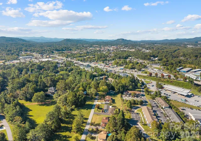 Photo 3 of Single family home for sale at 87 Underhill Rd, Hendersonville, NC 28792 | MLS# 4429817 | Listing updated on 2026-10-07