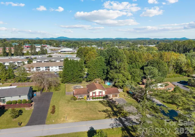 Photo 4 of Single family home for sale at 87 Underhill Rd, Hendersonville, NC 28792 | MLS# 4429817 | Listing updated on 2026-10-07