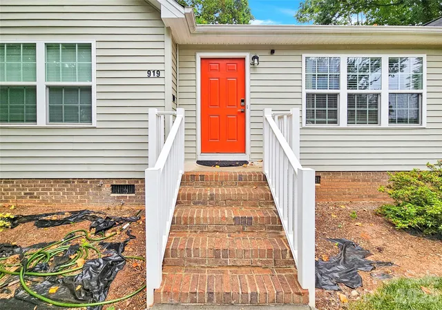 Photo 2 of Single family home for sale at 919 Edgemont Ave, Belmont, NC 28012 | MLS# 4429900 | Listing updated on 2026-09-30