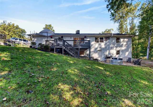 Photo 4 of Single family home for sale at 200 Whispering Hills Dr, Hendersonville, NC 28792 | MLS# 4429905 | Listing updated on 2026-10-14