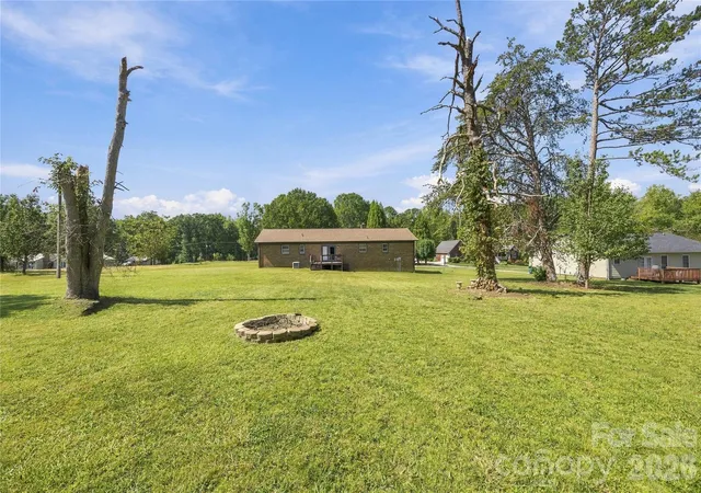 Photo 18 of Single family home for sale at 305 W Timberland Dr, Grover, NC 28073 | MLS# 4429989 | Listing updated on 2026-10-06