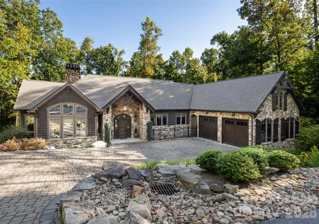 Photo 1 of Single family home for sale at 2 Cherokee Orchard Ct, Fairview, NC 28730 | MLS# 4430001 | Listing updated on 2026-10-14