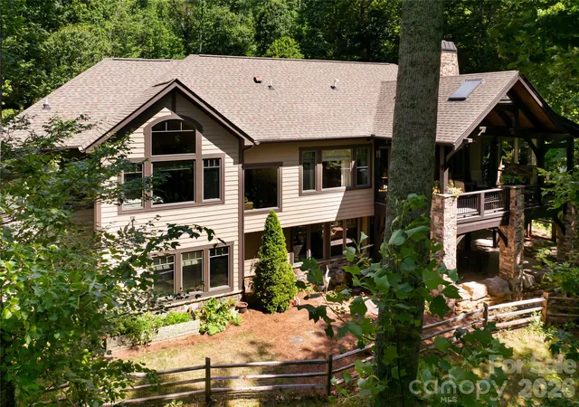 Photo 3 of Single family home for sale at 2 Cherokee Orchard Ct, Fairview, NC 28730 | MLS# 4430001 | Listing updated on 2026-10-14