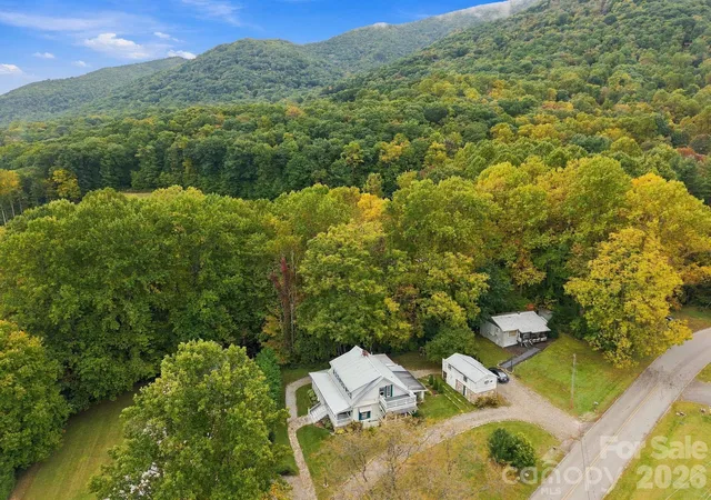 Photo 4 of Single family home for sale at 125 Timberline Dr, Maggie Valley, NC 28751 | MLS# 4430020 | Listing updated on 2026-10-17
