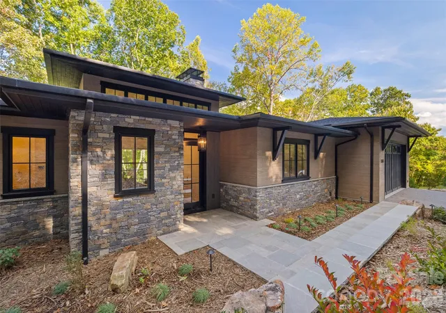 Photo 2 of Single family home for sale at 505 Barrington Dr, Asheville, NC 28803 | MLS# 4430029 | Listing updated on 2026-10-08