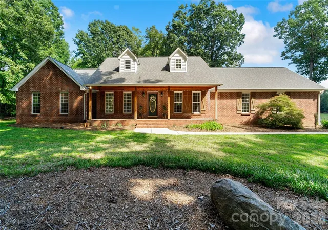 Photo 1 of Single family home for sale at 996 Beamguard Rd, Clover, SC 29710 | MLS# 4430042 | Listing updated on 2026-10-08