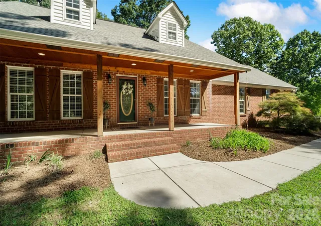 Photo 2 of Single family home for sale at 996 Beamguard Rd, Clover, SC 29710 | MLS# 4430042 | Listing updated on 2026-10-08
