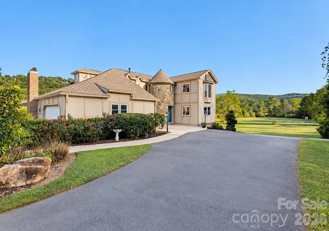 Photo 1 of Single family home for sale at 422 Crooked Crk Rd, Hendersonville, NC 28739 | MLS# 4430055 | Listing updated on 2026-10-05