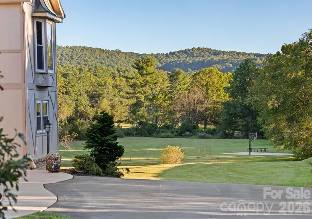 Photo 4 of Single family home for sale at 422 Crooked Crk Rd, Hendersonville, NC 28739 | MLS# 4430055 | Listing updated on 2026-10-05