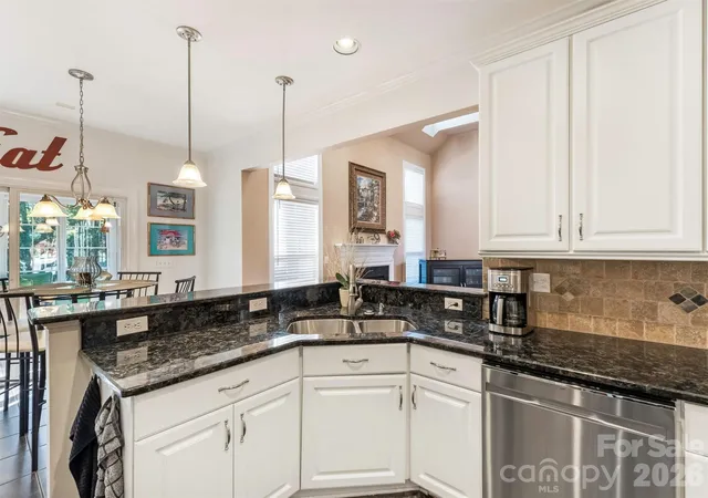 Photo 4 of Single family home for sale at 714 Corinthian Pl, Charlotte, NC 28211 | MLS# 4430064 | Listing updated on 2026-10-17