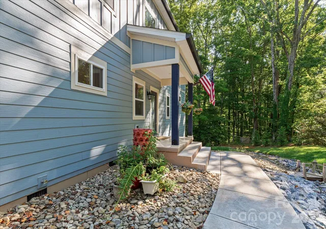 Photo 2 of Single family home for sale at 122 Brookridge Ln, Mooresville, NC 28117 | MLS# 4430067 | Listing updated on 2026-10-04