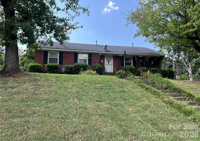 Photo 4 of Sale Pending at 8100 Carrolwood Dr, Charlotte, NC 28217 | MLS# 4430068 | Listing updated on 2026-10-06