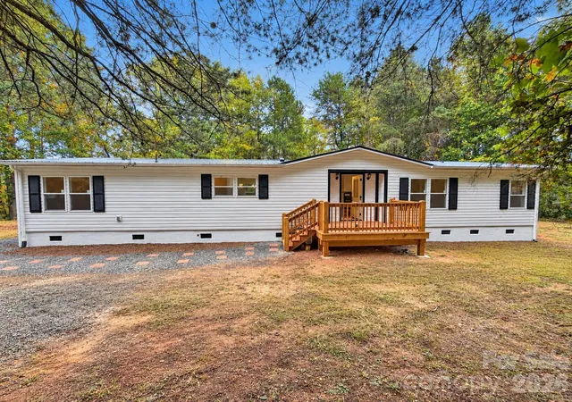 Photo 1 of Single family home for sale at 127 Pinnacle Hts Dr, Nebo, NC 28761 | MLS# 4430069 | Listing updated on 2026-10-09