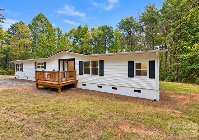 Photo 3 of Single family home for sale at 127 Pinnacle Hts Dr, Nebo, NC 28761 | MLS# 4430069 | Listing updated on 2026-10-09