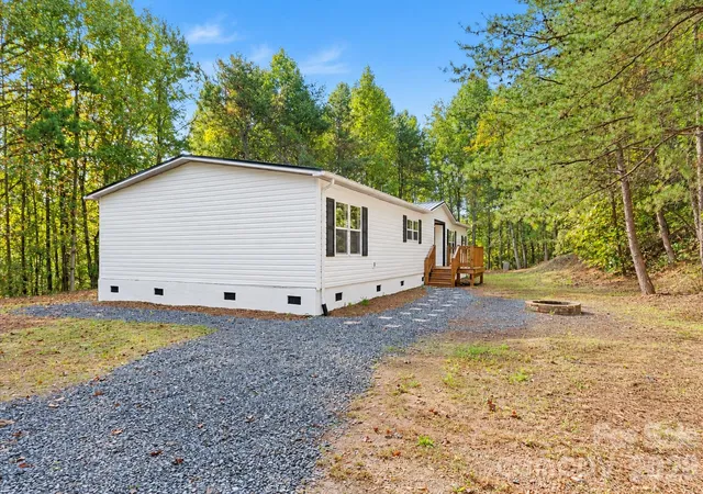 Photo 2 of Single family home for sale at 127 Pinnacle Hts Dr, Nebo, NC 28761 | MLS# 4430069 | Listing updated on 2026-10-09