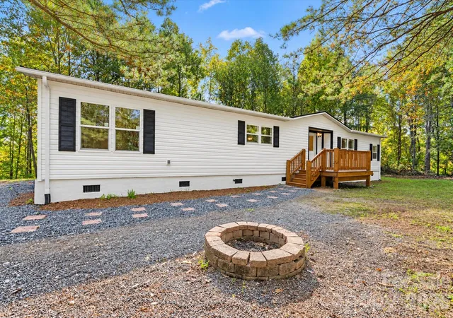 Photo 4 of Single family home for sale at 127 Pinnacle Hts Dr, Nebo, NC 28761 | MLS# 4430069 | Listing updated on 2026-10-09