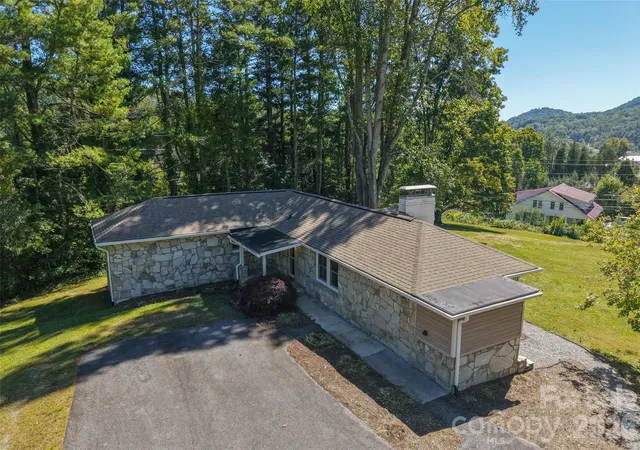 Photo 3 of Single family home for sale at 390 Sokassa Rd, Newland, NC 28657 | MLS# 4430076 | Listing updated on 2026-10-03
