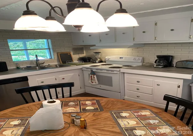 Photo 4 of Single family home for sale at 987 Angelwood Ln, Hendersonville, NC 28792 | MLS# 4430092 | Listing updated on 2026-10-07