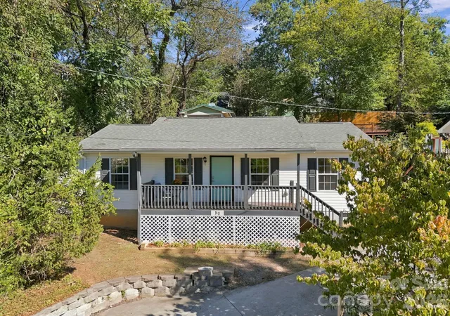 Photo 1 of Single family home for sale at 10 Foggy Holw Trl, Asheville, NC 28806 | MLS# 4430103 | Listing updated on 2026-10-04