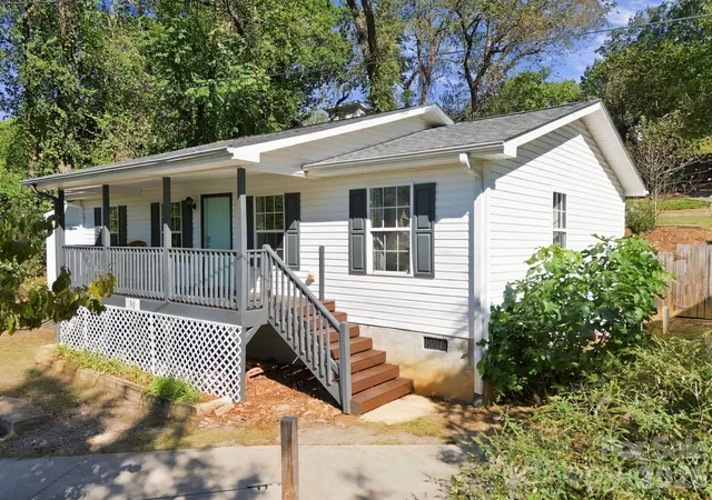Photo 2 of Single family home for sale at 10 Foggy Holw Trl, Asheville, NC 28806 | MLS# 4430103 | Listing updated on 2026-10-04