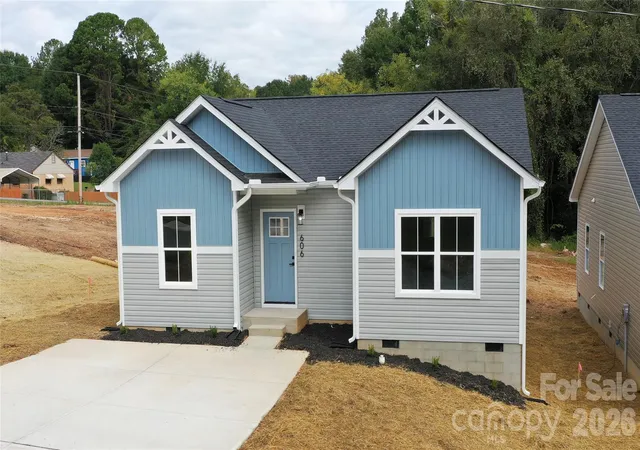 Photo 1 of Single family home for sale at 606 E Robinson St, Dallas, NC 28034 | MLS# 4430104 | Listing updated on 2026-10-07