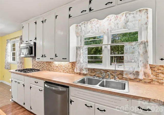 Photo 3 of Single family home for sale at 7218 Lakeside Dr N, Charlotte, NC 28215 | MLS# 4430119 | Listing updated on 2026-10-17