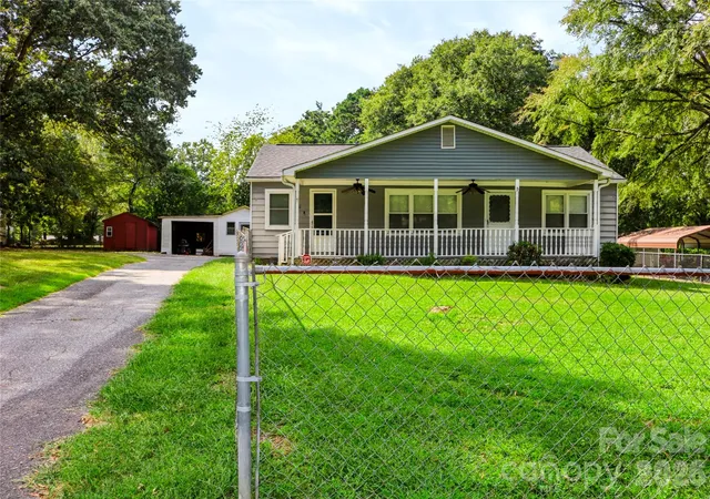 Photo 1 of Single family home for sale at 1225 White Ln, Gastonia, NC 28052 | MLS# 4430120 | Listing updated on 2026-10-10