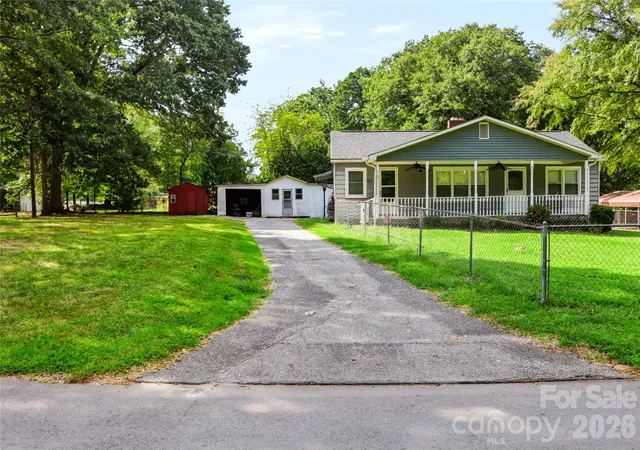 Photo 3 of Single family home for sale at 1225 White Ln, Gastonia, NC 28052 | MLS# 4430120 | Listing updated on 2026-10-10
