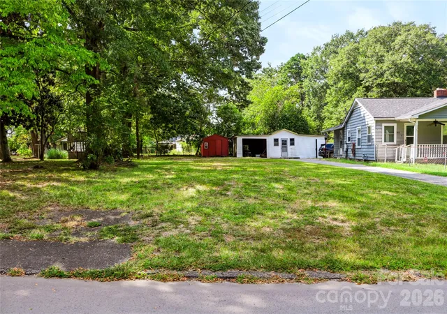 Photo 4 of Single family home for sale at 1225 White Ln, Gastonia, NC 28052 | MLS# 4430120 | Listing updated on 2026-10-10