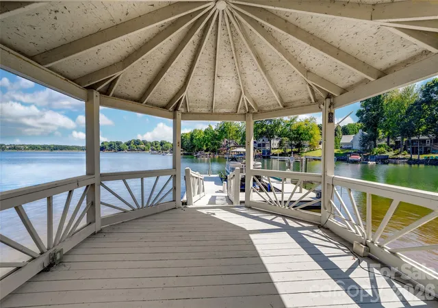 Photo 3 of Single family home for sale at 21206 Captiva Ct, Cornelius, NC 28031 | MLS# 4430124 | Listing updated on 2026-10-02