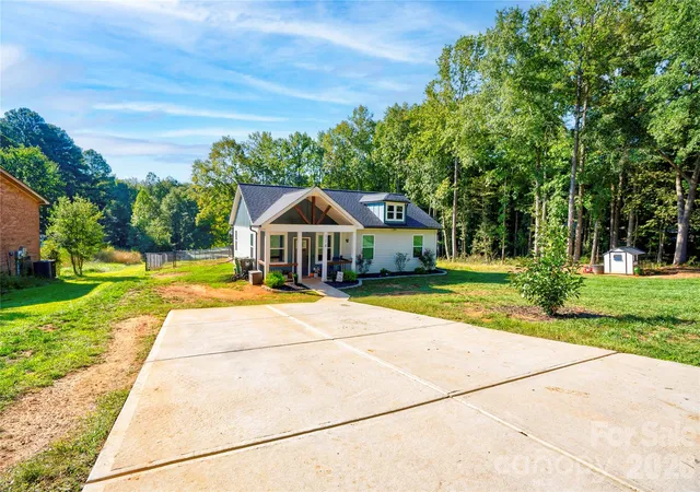 Photo 3 of Single family home for sale at 114 Crestbrook Cir, Shelby, NC 28152 | MLS# 4430138 | Listing updated on 2026-10-02