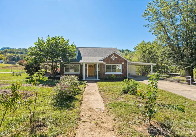 Photo 2 of Single family home for sale at 654 Ratcliff Cvs Rd, Waynesville, NC 28786 | MLS# 4430144 | Listing updated on 2026-10-01