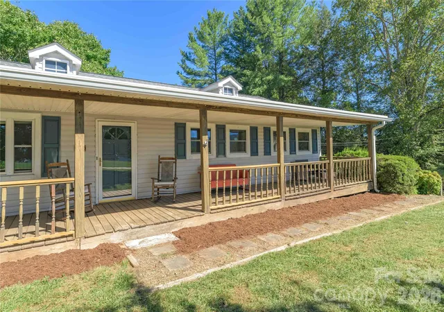 Photo 2 of Single family home for sale at 550 Enka Lake Rd, Candler, NC 28715 | MLS# 4430159 | Listing updated on 2026-10-04