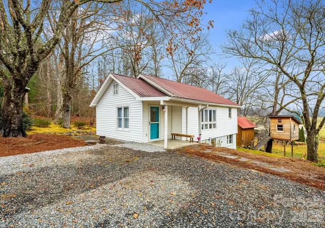 Photo 1 of Single family home for sale at 195 Whitmire Rd, Brevard, NC 28712 | MLS# 4430177 | Listing updated on 2026-10-07