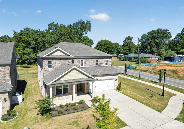Photo 1 of Single family home for sale at 5002 Kinsbridge Dr, Charlotte, NC 28227 | MLS# 4430219 | Listing updated on 2026-10-04