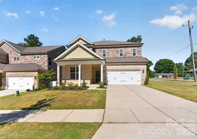 Photo 2 of Single family home for sale at 5002 Kinsbridge Dr, Charlotte, NC 28227 | MLS# 4430219 | Listing updated on 2026-10-04