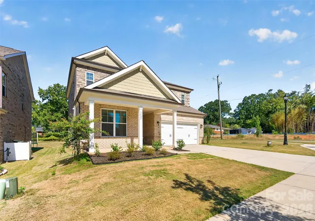 Photo 3 of Single family home for sale at 5002 Kinsbridge Dr, Charlotte, NC 28227 | MLS# 4430219 | Listing updated on 2026-10-04
