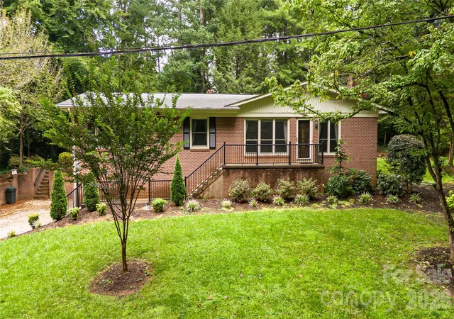 Photo 1 of Single family home for sale at 204 Sherwood Pl, Morganton, NC 28655 | MLS# 4430225 | Listing updated on 2026-10-12
