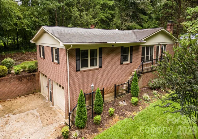 Photo 1 of Single family home for sale at 204 Sherwood Pl, Morganton, NC 28655 | MLS# 4430225 | Listing updated on 2026-10-12