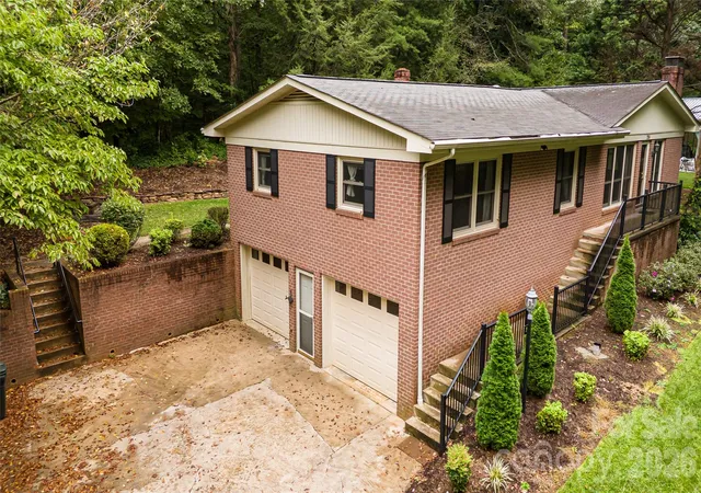 Photo 2 of Single family home for sale at 204 Sherwood Pl, Morganton, NC 28655 | MLS# 4430225 | Listing updated on 2026-10-12