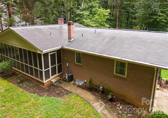 Photo 3 of Single family home for sale at 204 Sherwood Pl, Morganton, NC 28655 | MLS# 4430225 | Listing updated on 2026-10-12