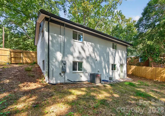Photo 4 of Single family home for sale at 1561 Westdale Dr, Charlotte, NC 28208 | MLS# 4430262 | Listing updated on 2026-10-03