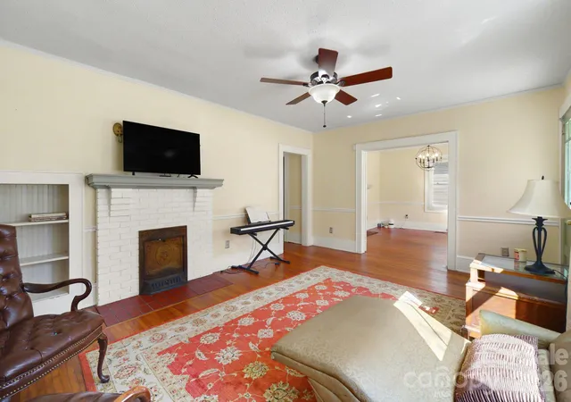 Photo 3 of Single family home for sale at 821 S Chester St, Gastonia, NC 28052 | MLS# 4430330 | Listing updated on 2026-10-09