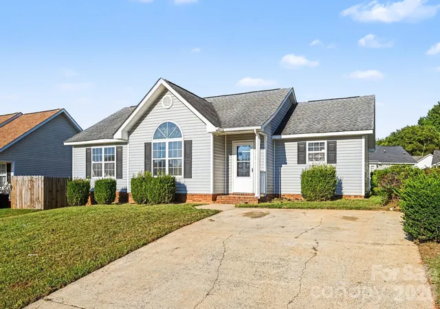 Photo 1 of Single family home for sale at 4415 Biesterfield Dr, Charlotte, NC 28216 | MLS# 4430353 | Listing updated on 2026-10-07