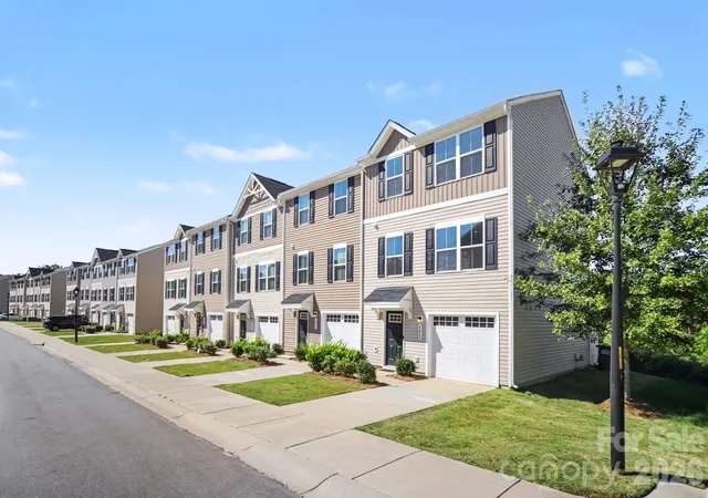 Photo 3 of Townhouse for sale at 6233 Cutwater Cir, Charlotte, NC 28269 | MLS# 4430357 | Listing updated on 2026-10-25