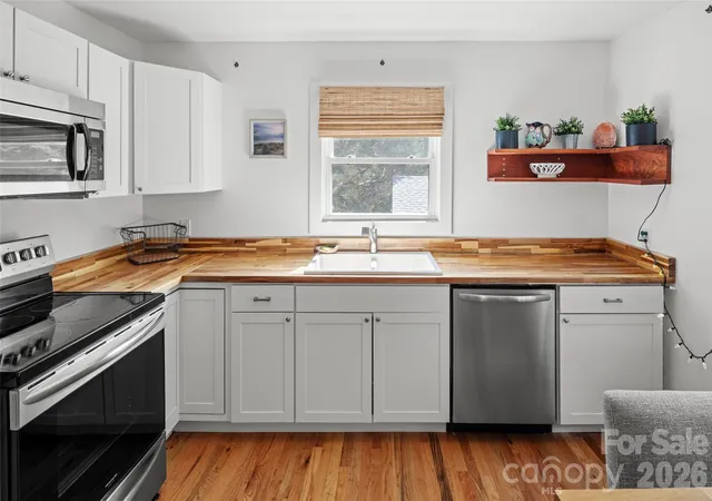 Photo 4 of Single family home for sale at 50 Long Cvs Rd, Candler, NC 28715 | MLS# 4430408 | Listing updated on 2026-10-02