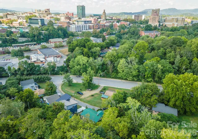 Photo 1 of Single family home for sale at 22 Weaver St, Asheville, NC 28801 | MLS# 4430414 | Listing updated on 2026-10-02