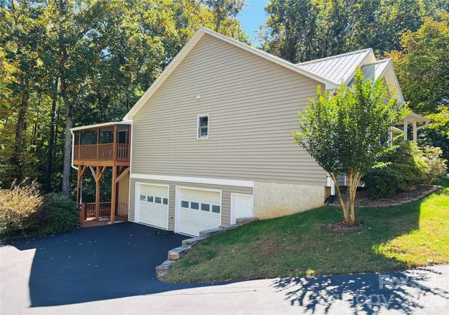 Photo 3 of Single family home for sale at 2 Maybury Pl, Arden, NC 28704 | MLS# 4430417 | Listing updated on 2026-10-10