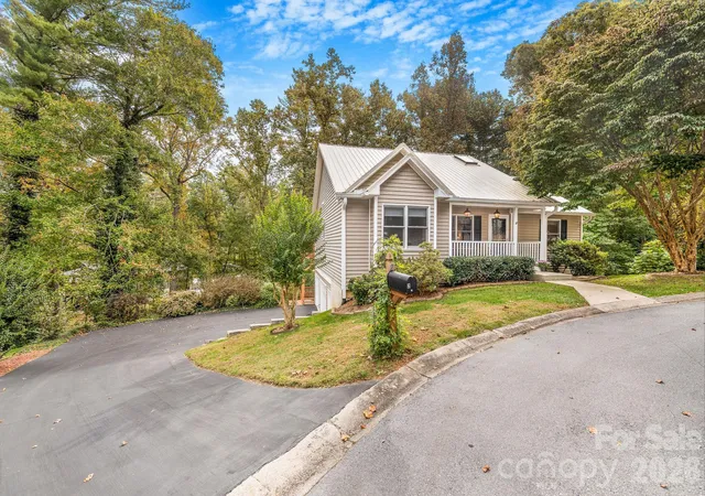 Photo 2 of Single family home for sale at 2 Maybury Pl, Arden, NC 28704 | MLS# 4430417 | Listing updated on 2026-10-11