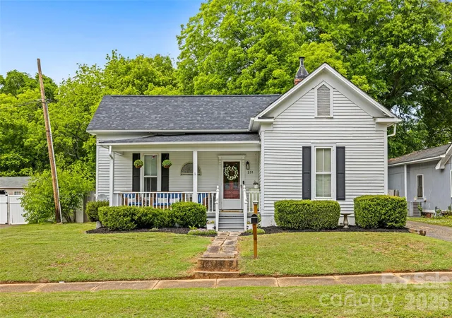 Photo 1 of Single family home for sale at 231 E Jefferson St, York, SC 29745 | MLS# 4430441 | Listing updated on 2026-10-20